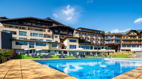 Aussenpool Ansicht auf das Hotel