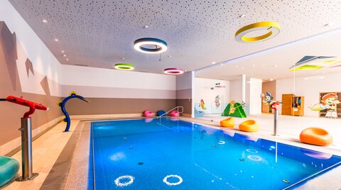 Großes Schwimmbecken im Familien-Spaßbad 