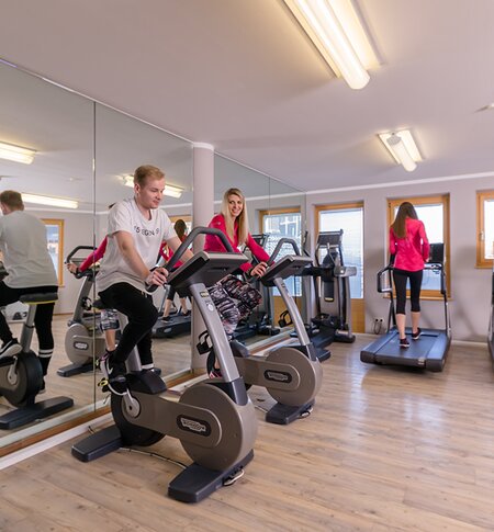 Gäste trainieren an den Fitnessgeräten