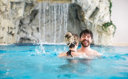 Schwimmbecken im Hallenbad für Erwachsene