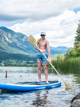 Junge auf dem SUP am Pressegger See