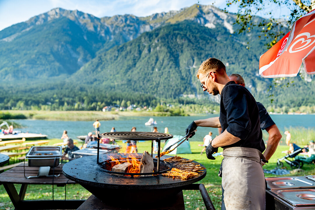 Fescher, junger Mann grillt Fleisch am Oswaldbad.