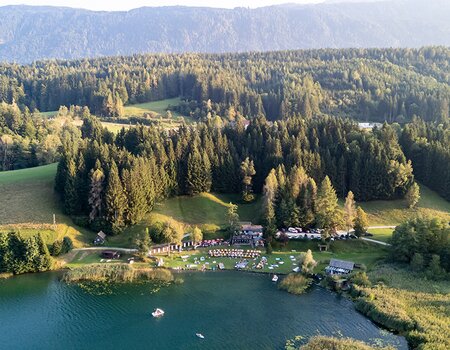 Mädchen springt vom Ruderboot ins Wasser