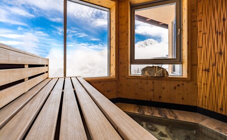 Aura-Sauna mit Panoramablick und Kristallen an der Wand