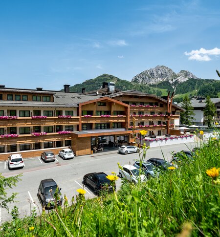 Hotel Gartnerkofel Aussenansicht im Sommer