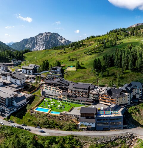 Drohnenfoto von Hotel im Sommer