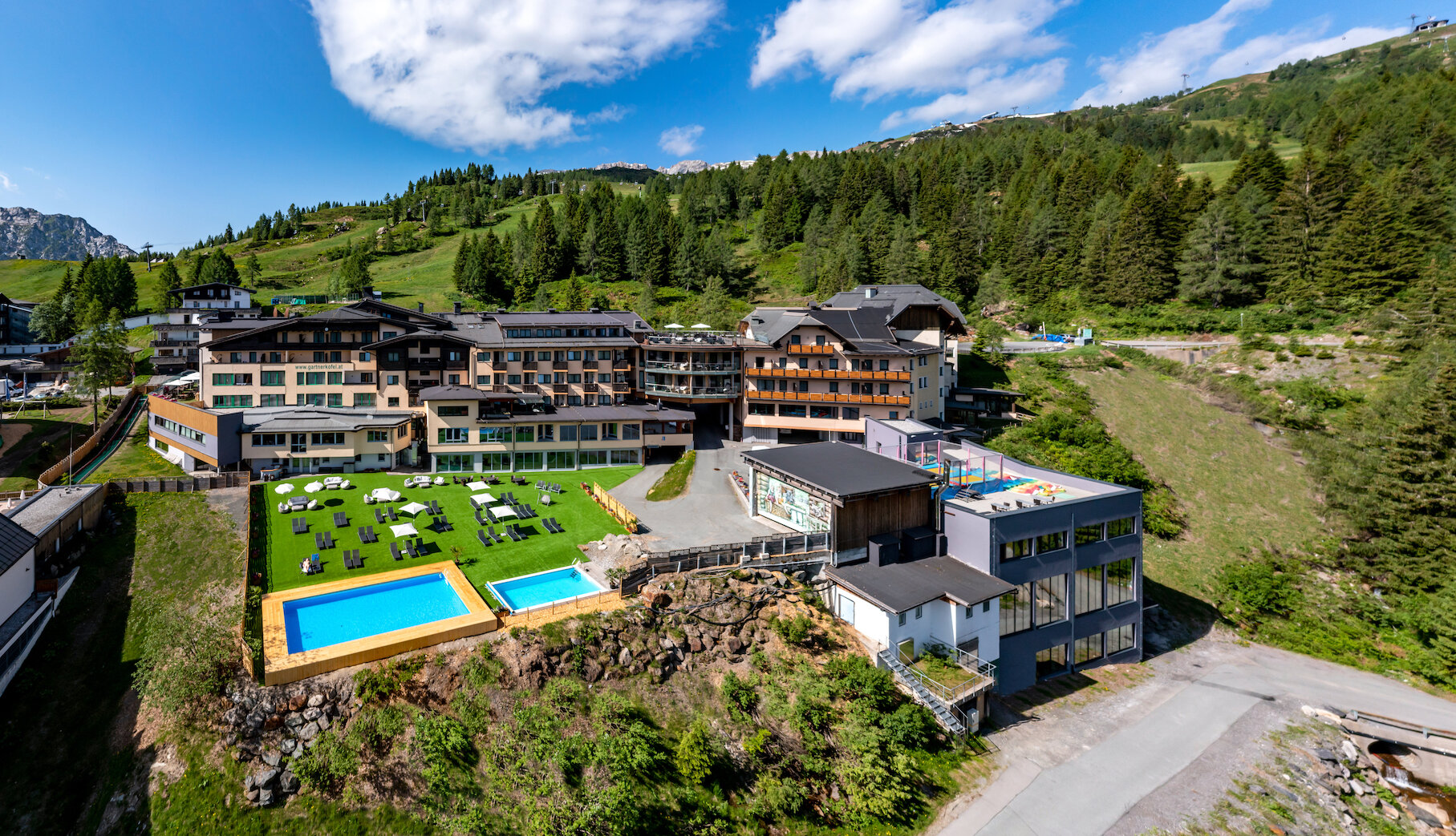 Drohnenfoto von Hotel im Sommer