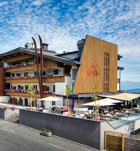 Hotel mit Panoramaterrasse und Blumenbalkonen am Waldrand