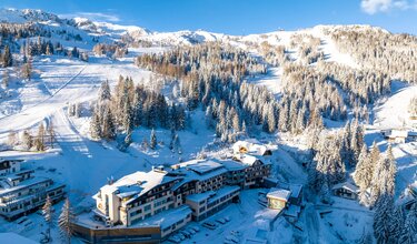 Drohnenbildaufnahme vom Hotel im Winter