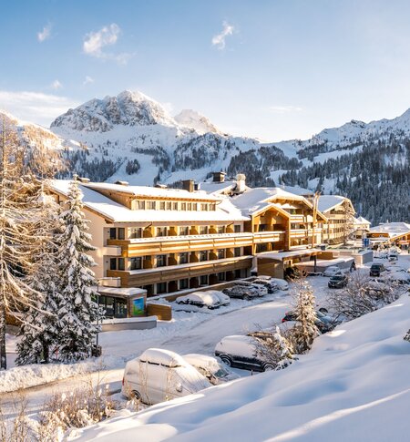 Außenaufnahme vom Hotel im Winter