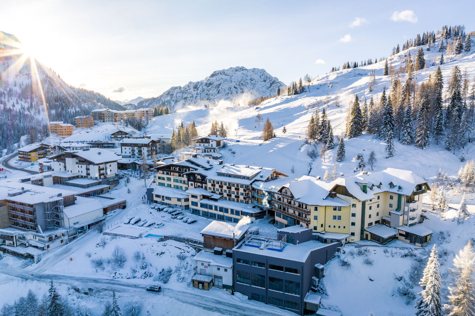 Drohnenfoto von Hotel im Winter