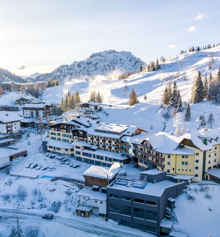 Drohnenfoto von Hotel im Winter