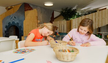 Kinder beim Malen in der Betreuung