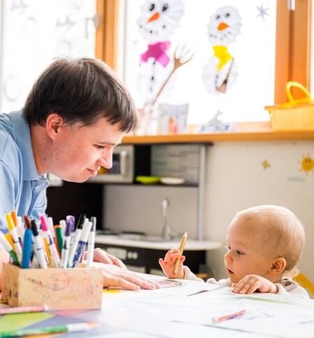 Kinderbetreuer mit Kind beim Spielen