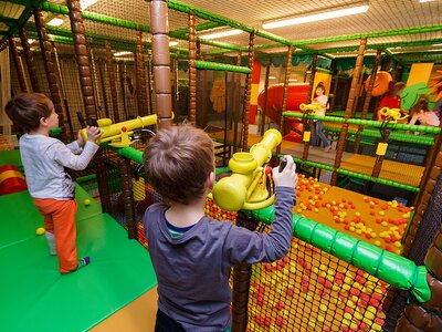 Kinder spielen in der Erlebnishalle