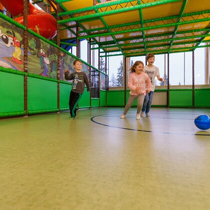 Fußballhalle mit spielenden Kindern