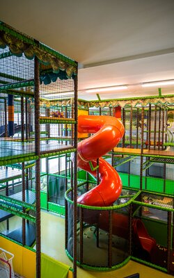 Rutsche im Indoor-Spielplatz