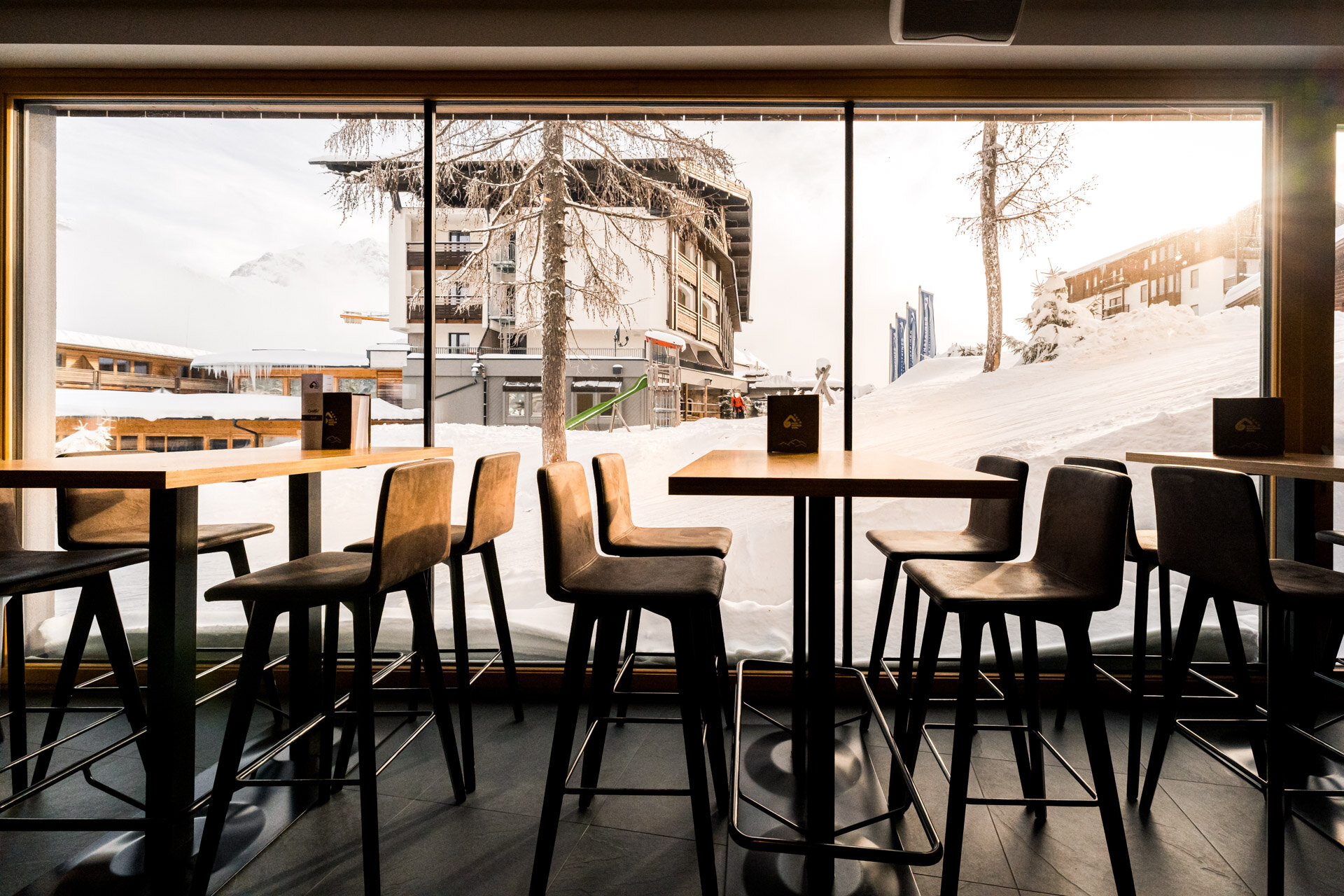 Hotelbar mit Blick in die Winterlandschaft