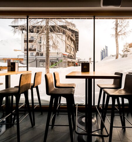 Hotelbar mit Blick in die Winterlandschaft