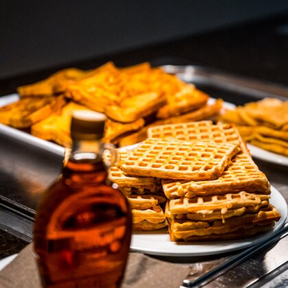 Waffeln und Ahornsirup beim Frühstücksbuffez