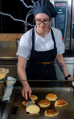 Pancakes werden beim Frontcooking zubereitet