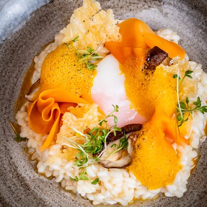 Risotto mit Gemüse als Hauptgericht beim Abendmenü