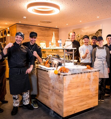 Küchen-Team steht neben dem Fischbuffet