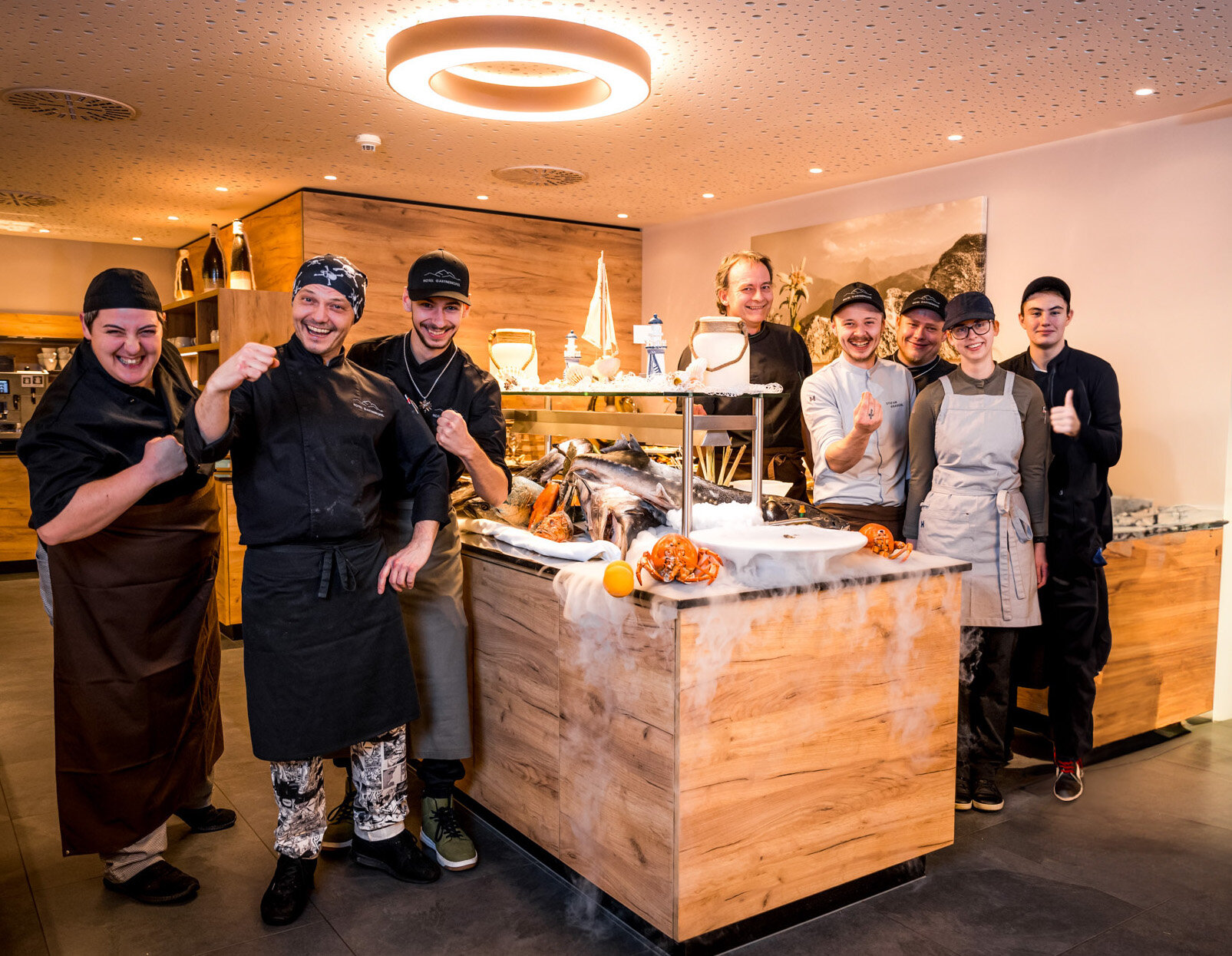 Küchen-Team steht neben dem Fischbuffet