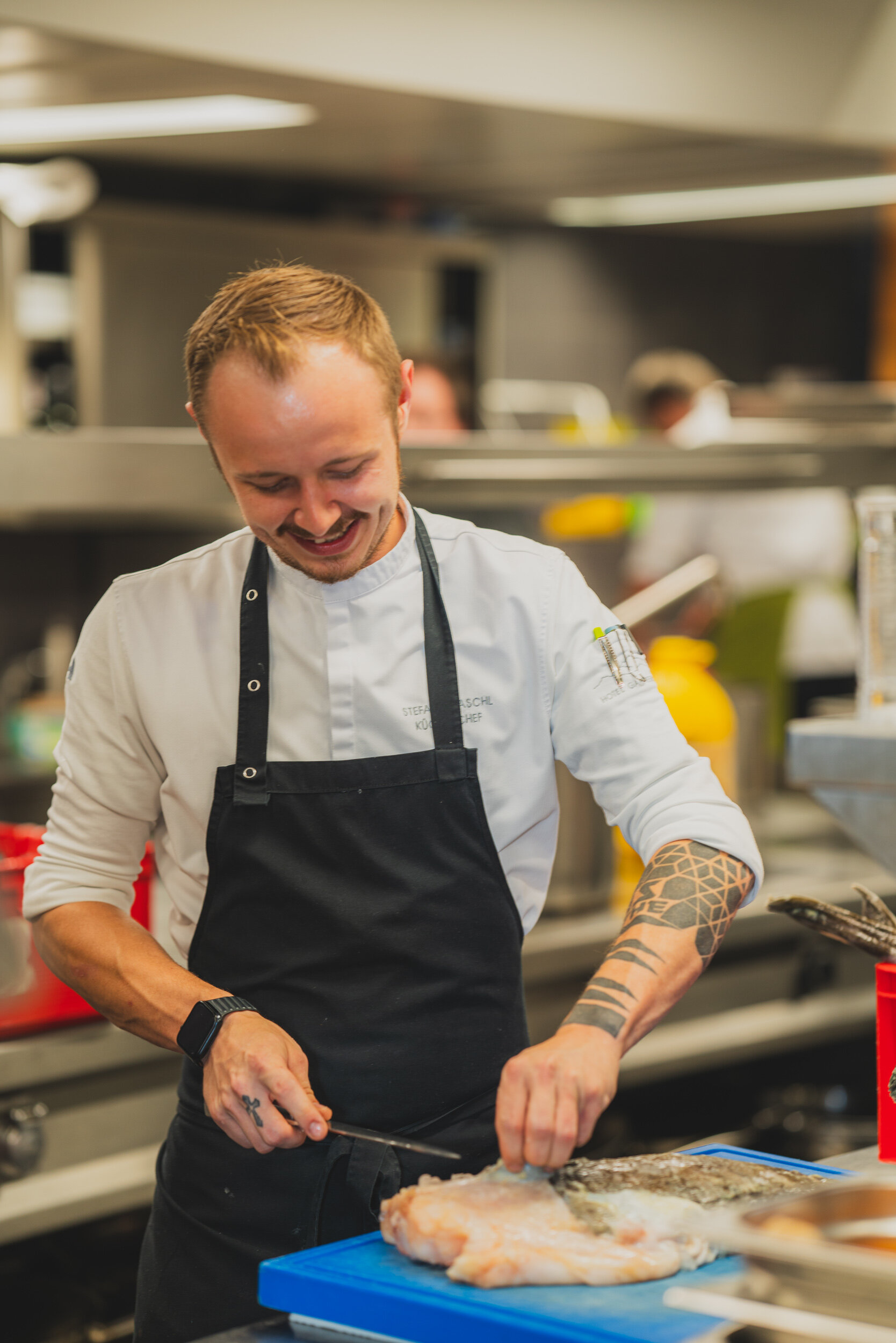 Küchenchef Stefan beim Filetieren