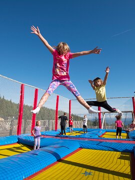 Kinder springen am 4-Feld-Trampolin