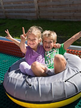 Kinder auf der Tubingbahn