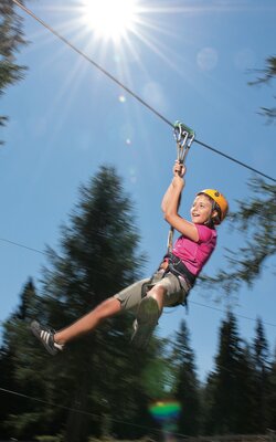 Mädchen beim Flying Fox fahren