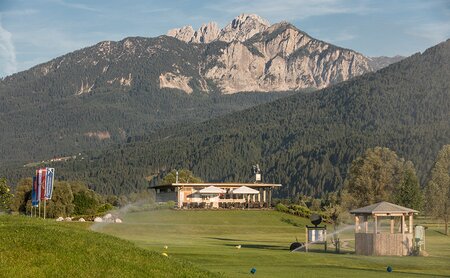 Wunderschönes Bergpanorama am Golfplatz