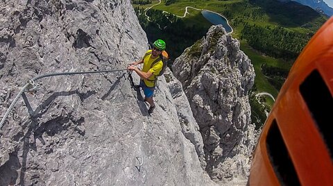 Mann beim Klettersteig am Nassfeld