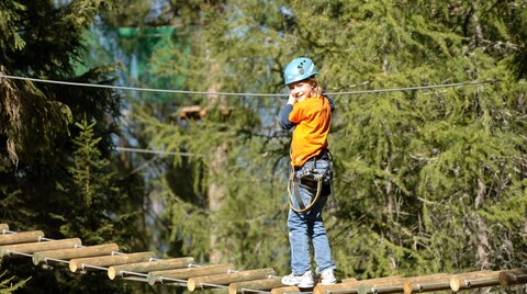 Mädchen beim Schnupperklettern im Hochseilgarten