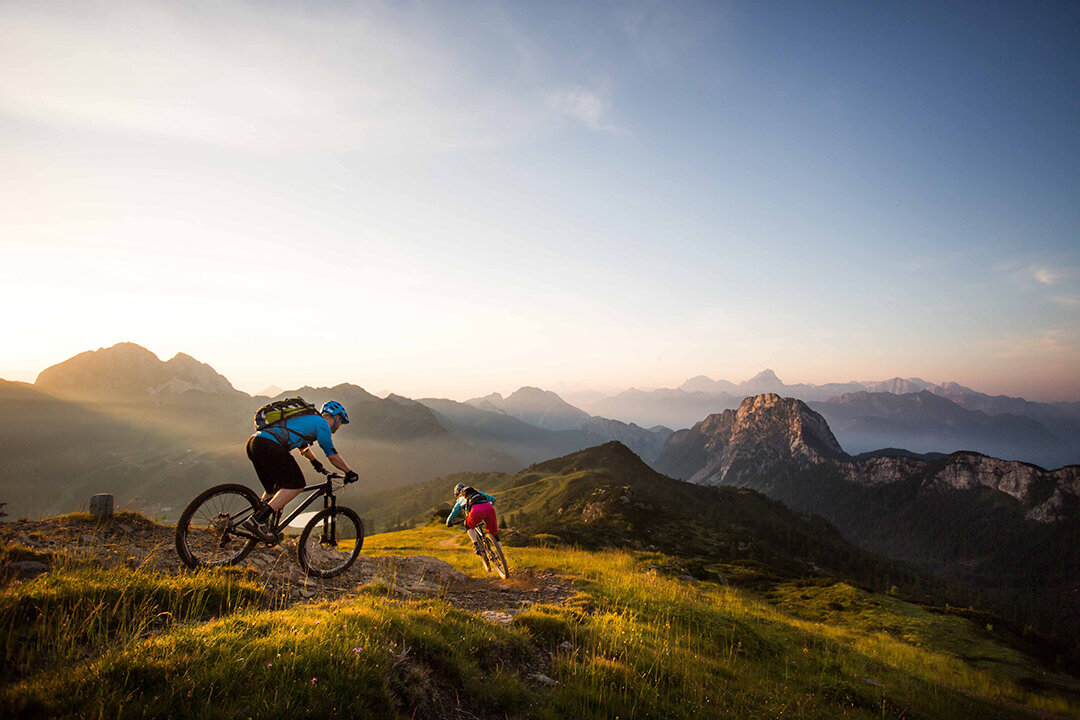 Mountainbiker am Berg mit herrlichem Bergpanorama