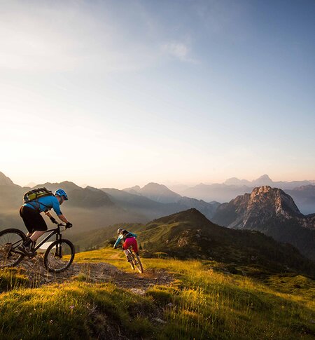 Mountainbiker am Berg mit herrlichem Bergpanorama