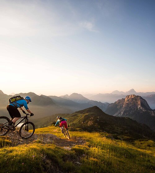 Mountainbiken bei wunderschöner Sonnenuntergangsstimmung am Berg