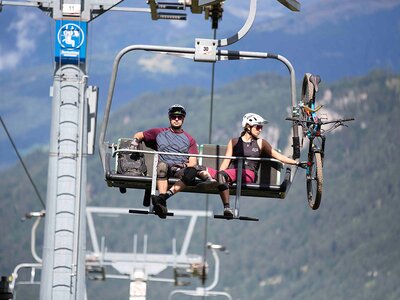 Mountainbiker mit Fahrrad am Sessellift