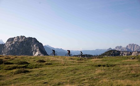 Wunderschönes Bergpanorama mit drei Mountainbikerinnen