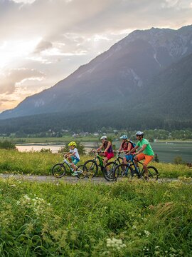 Familie beim Radfahren in der Natur