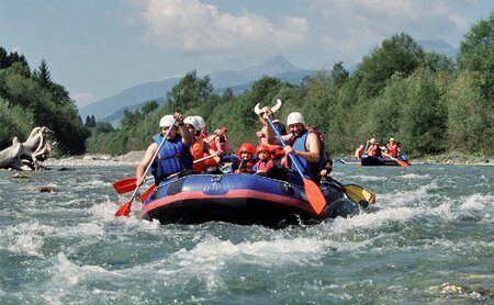 Gruppe beim Raften auf dem Fluss