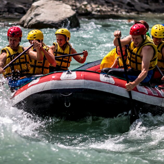 Große Gruppe beim Rafting auf der Gail