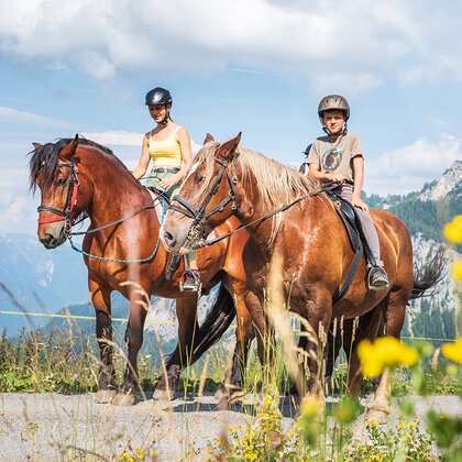 Zwei Mädchen beim Wanderreiten