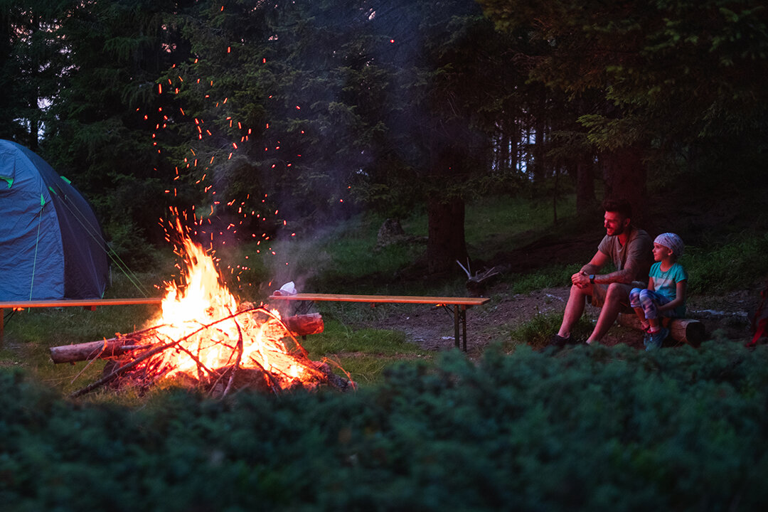 Zeltübernachtung mit Lagerfeuer in der Natur