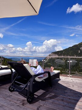 Liegen auf der Dachterrasse mit Blick auf die Bergwelt