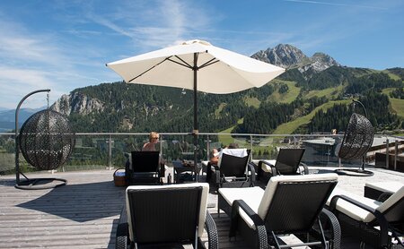 Liegen auf der Dachterrasse mit Blick auf die Bergwelt