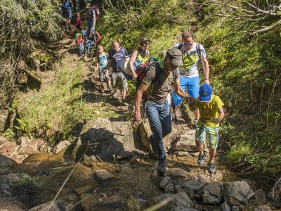 Familie beim Wandern einer Thementour