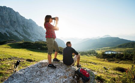 Pärchen beim Wandern in der Natur