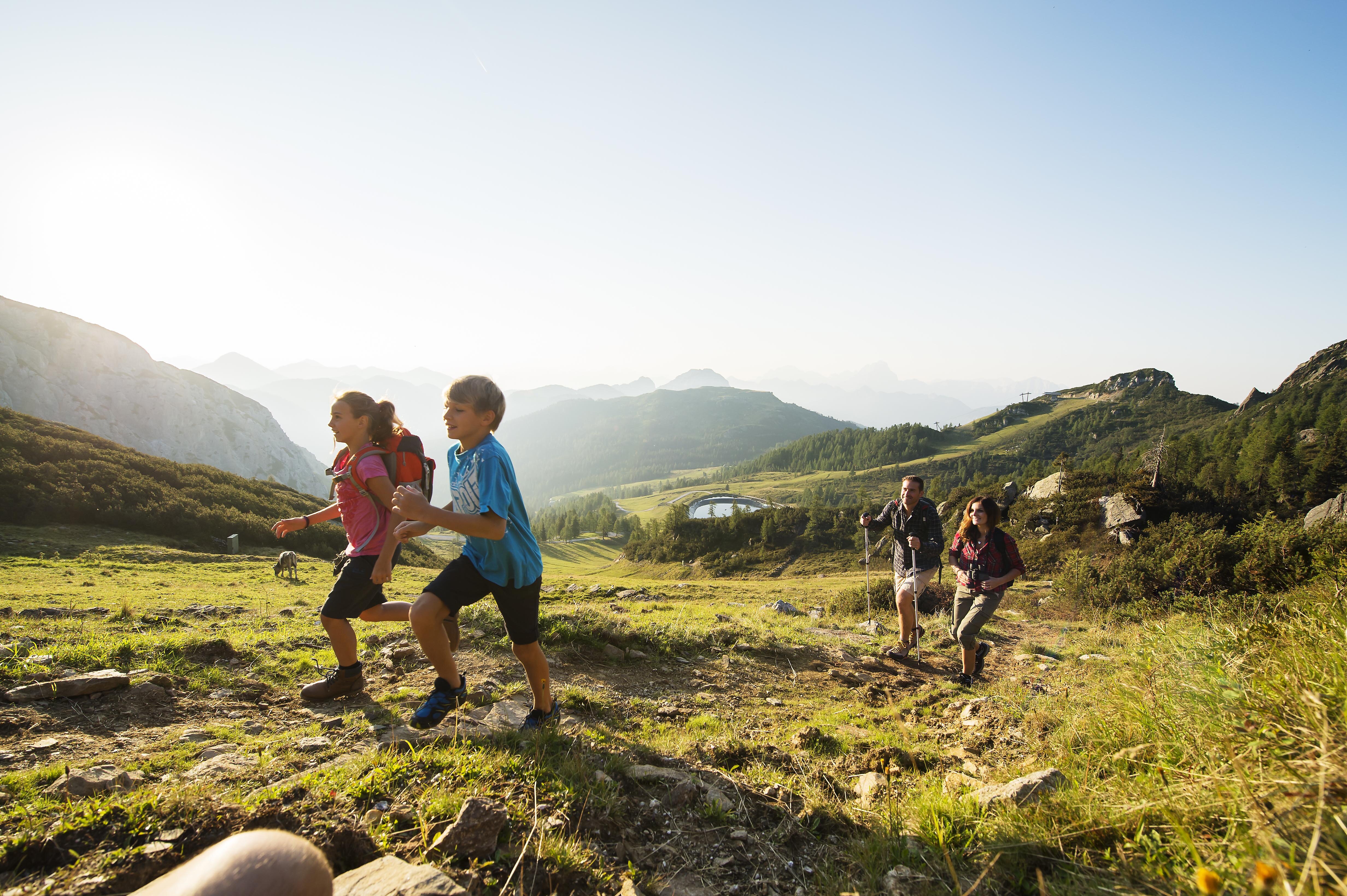 Familie beim Wandern